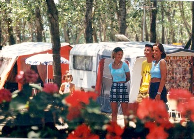 Le camp, les tentes, les caravanes